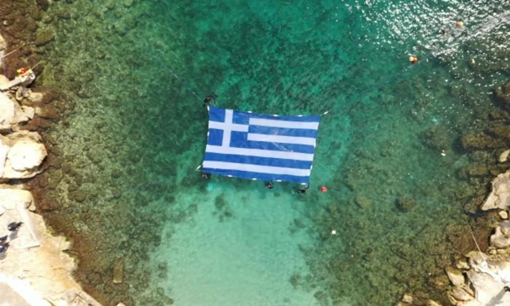 Συγκλονιστικά πλάνα με την γαλανόλευκη σημαία στα νερά της Πειραϊκής